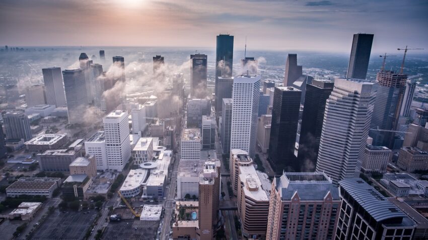 white highGazdasági kilátások 2025-re: Mire számíthatunk?rise buildings